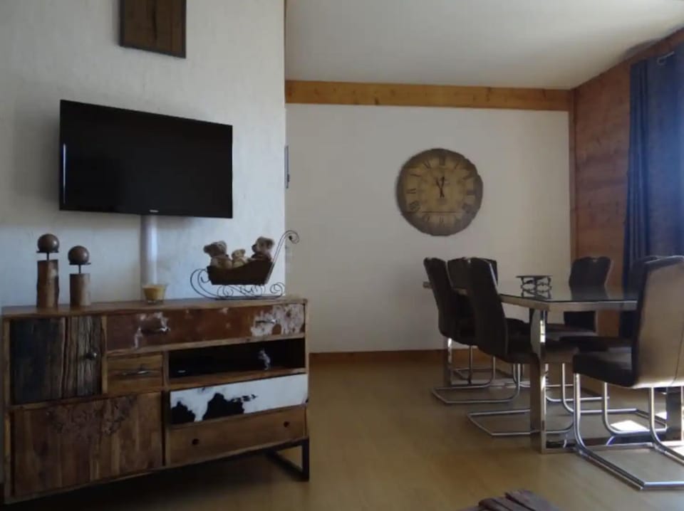 Communal lounge/ TV room, TV and multimedia, Dining area