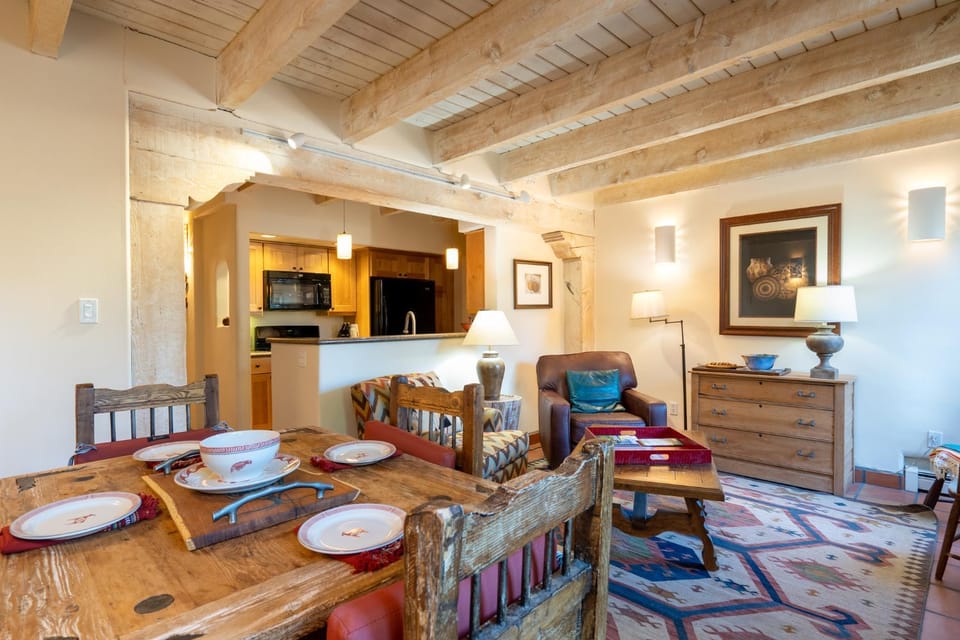 Kitchen or kitchenette, Living room, Seating area, Dining area, furniture