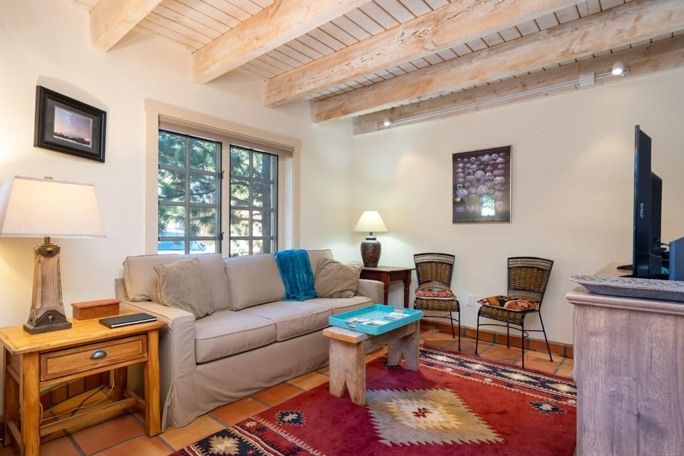 TV and multimedia, Living room, Seating area, furniture