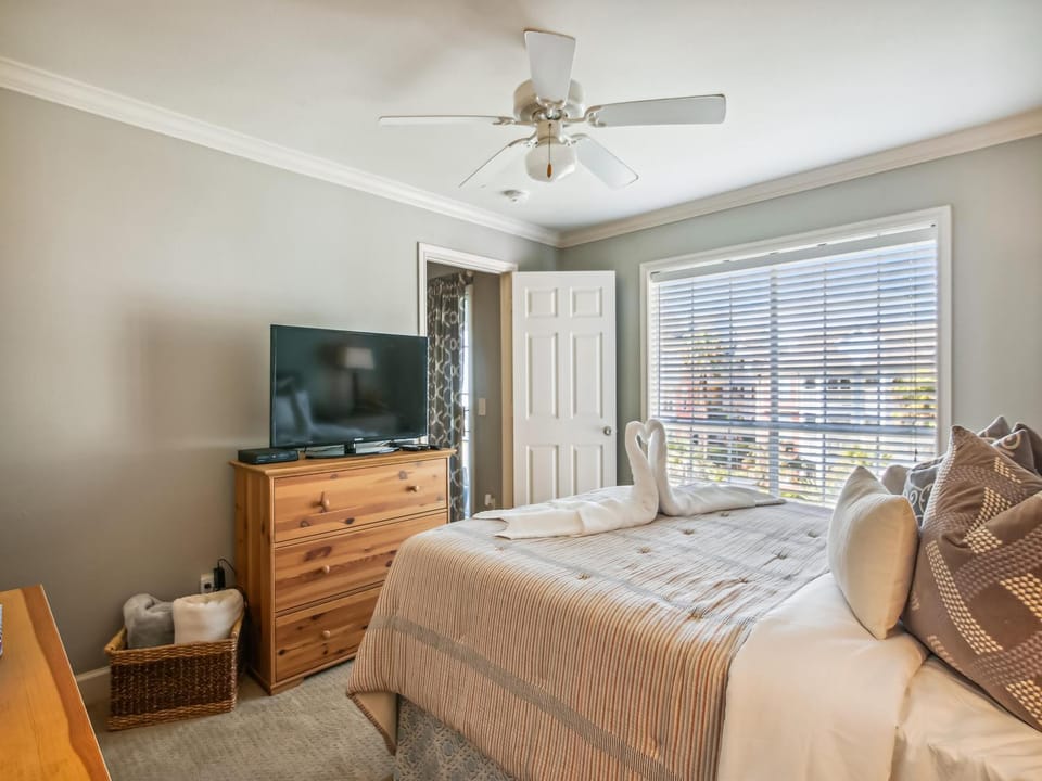 Bed, TV and multimedia, Bedroom, furniture, towels