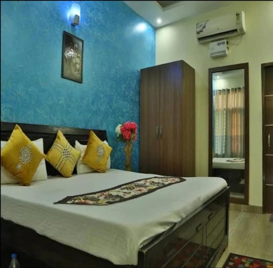 Bed, Photo of the whole room, Bedroom, wardrobe, air conditioner