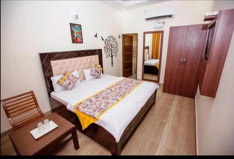 Bed, Photo of the whole room, Bedroom, air conditioner