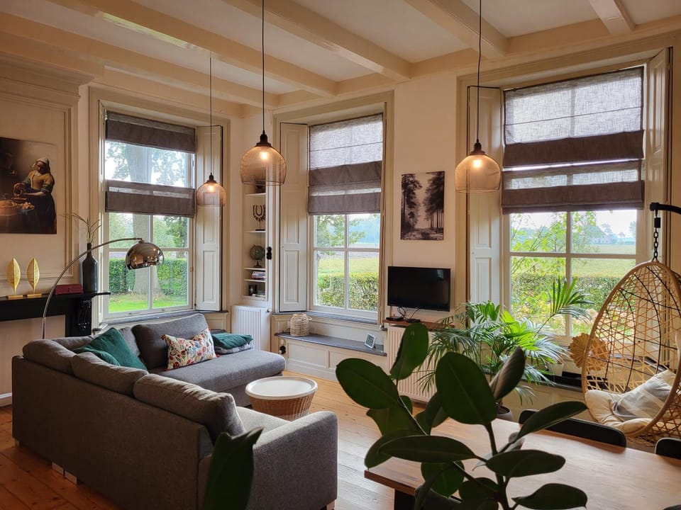 TV and multimedia, View (from property/room), View (from property/room), Living room, Seating area, Garden view, Street view, Quiet street view
