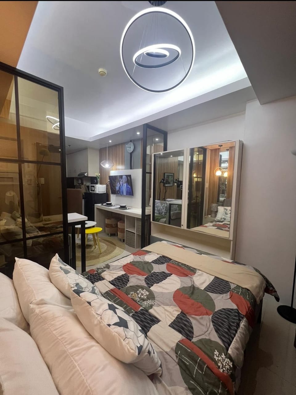 Communal lounge/ TV room, Bed, TV and multimedia, Living room, Seating area, Evening entertainment, Bedroom