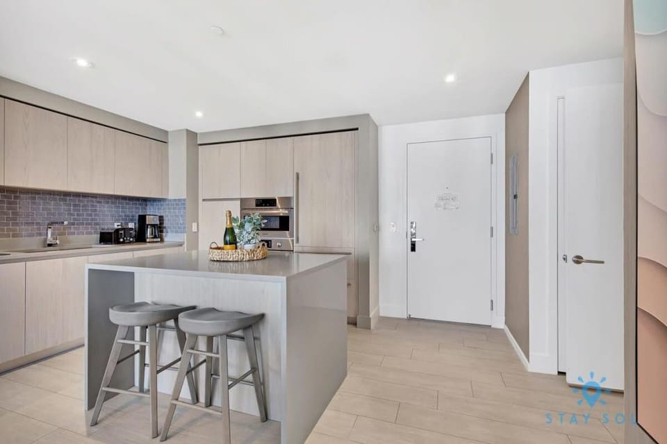 Sophisticated Coastal Haven, Parking Included Apartment in Hollywood Beach