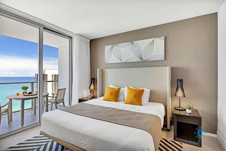 Sophisticated Coastal Haven, Parking Included Apartment in Hollywood Beach