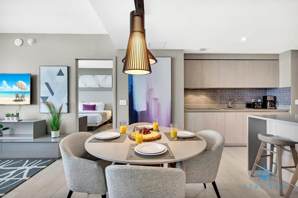 Sophisticated Coastal Haven, Parking Included Apartment in Hollywood Beach
