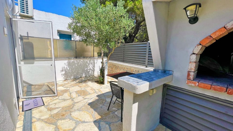 Patio, BBQ facilities