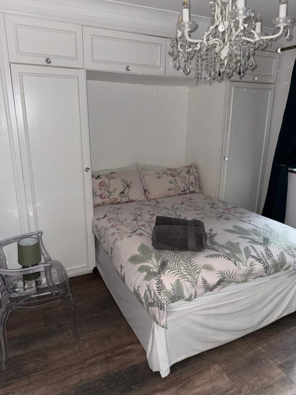 Beautiful Little Bungalow, Indoor Fireplace, & Bar Apartment in Tonbridge and Malling District