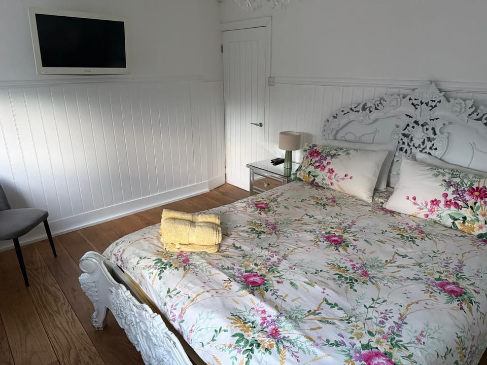 Beautiful Little Bungalow, Indoor Fireplace, & Bar Apartment in Tonbridge and Malling District