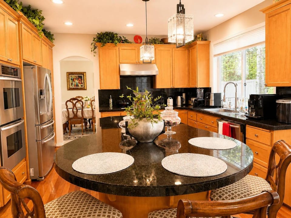 Coffee/tea facilities, Kitchen or kitchenette, Dining area, kitchen