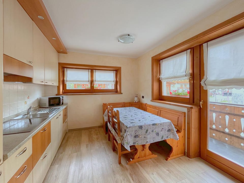 Kitchen or kitchenette, Dining area, minibar