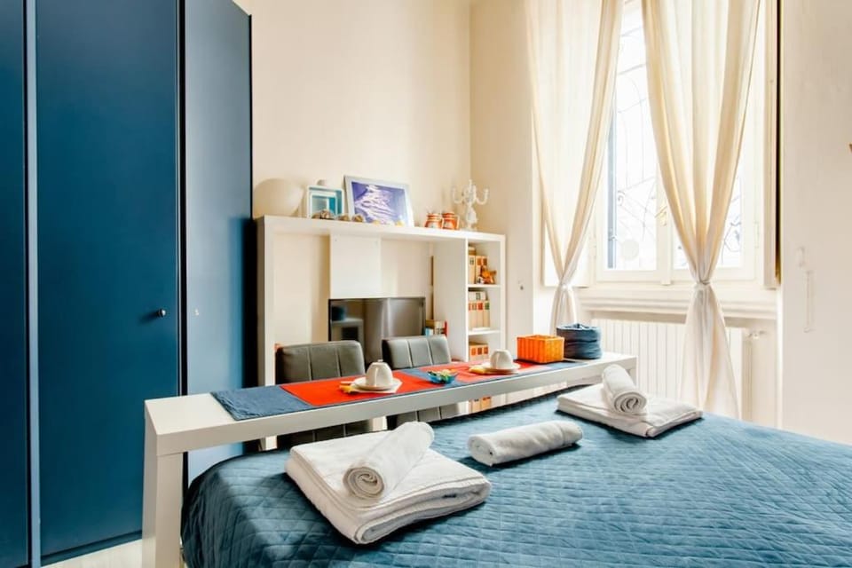 Photo of the whole room, Bedroom, towels