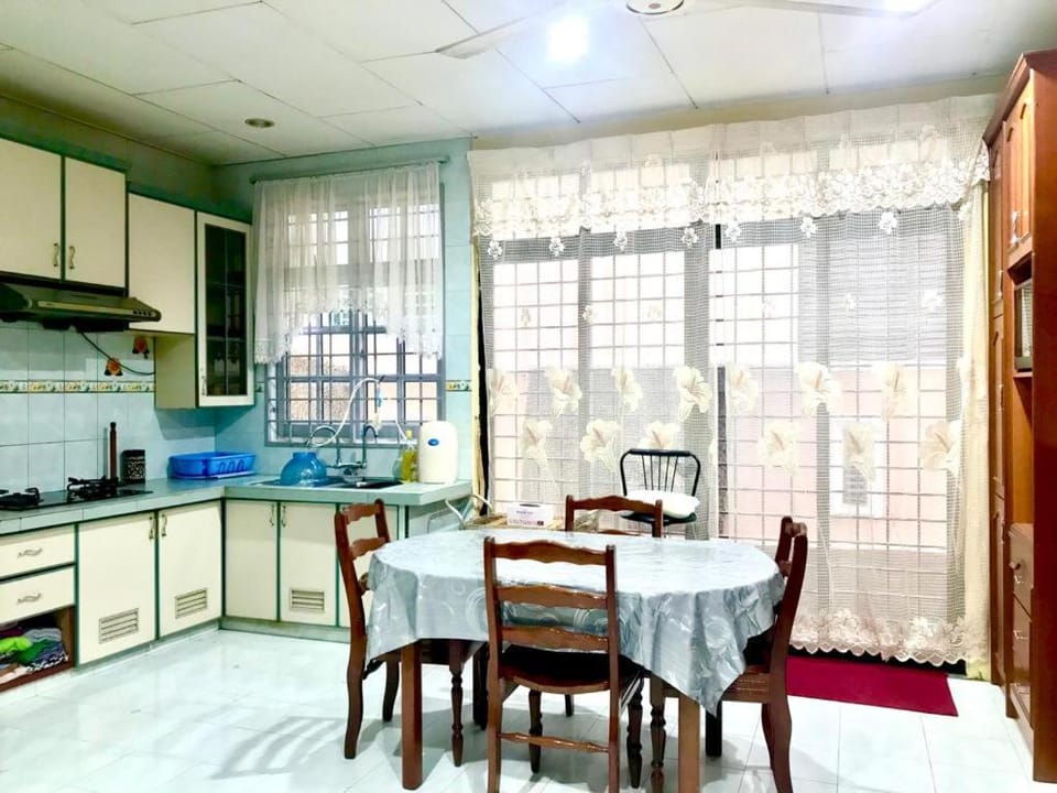 Kitchen or kitchenette, Dining area, minibar