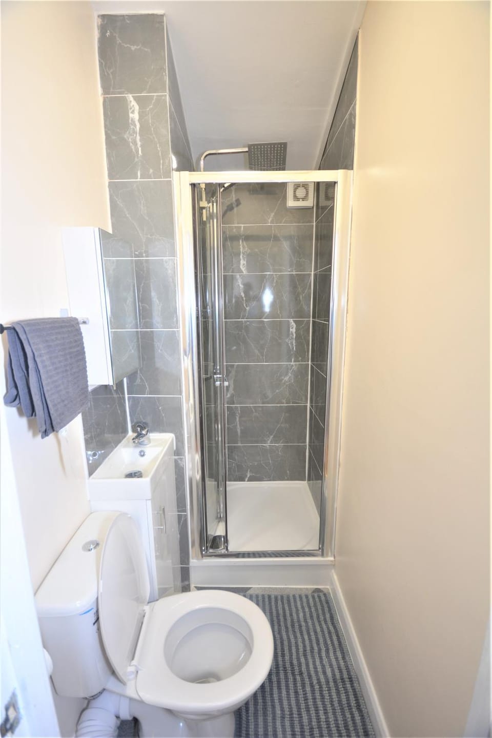 Cheerful 3 Bedroom Home in Greater London House in London