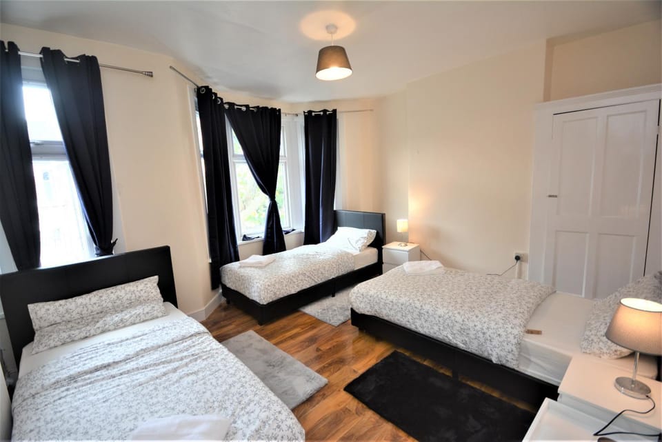 Cheerful 3 Bedroom Home in Greater London House in London
