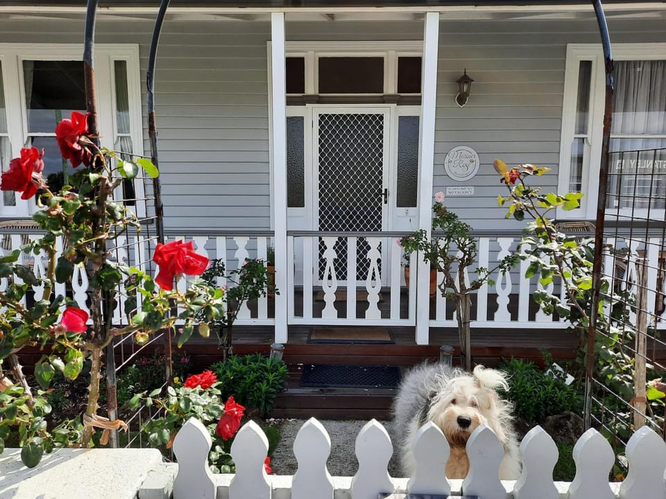 Property building, Spring, Garden, View (from property/room), Balcony/Terrace, Pets, Garden view