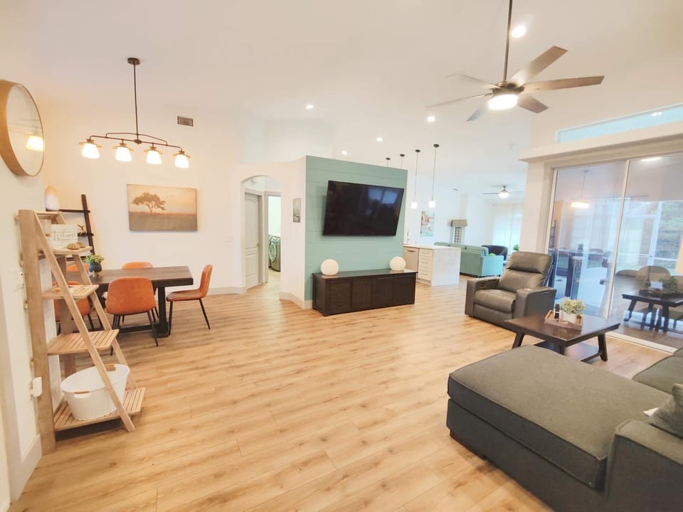 TV and multimedia, Living room, Seating area, fireplace
