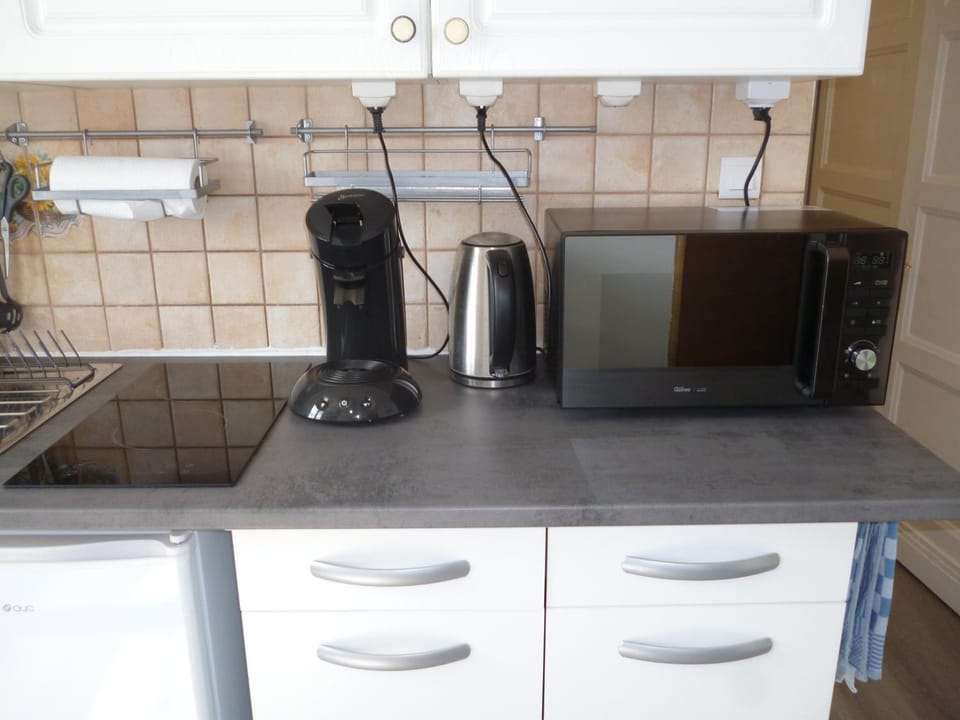 Coffee/tea facilities, stove, kitchen