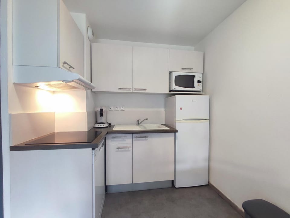 dishwasher, stove, toaster, kitchen