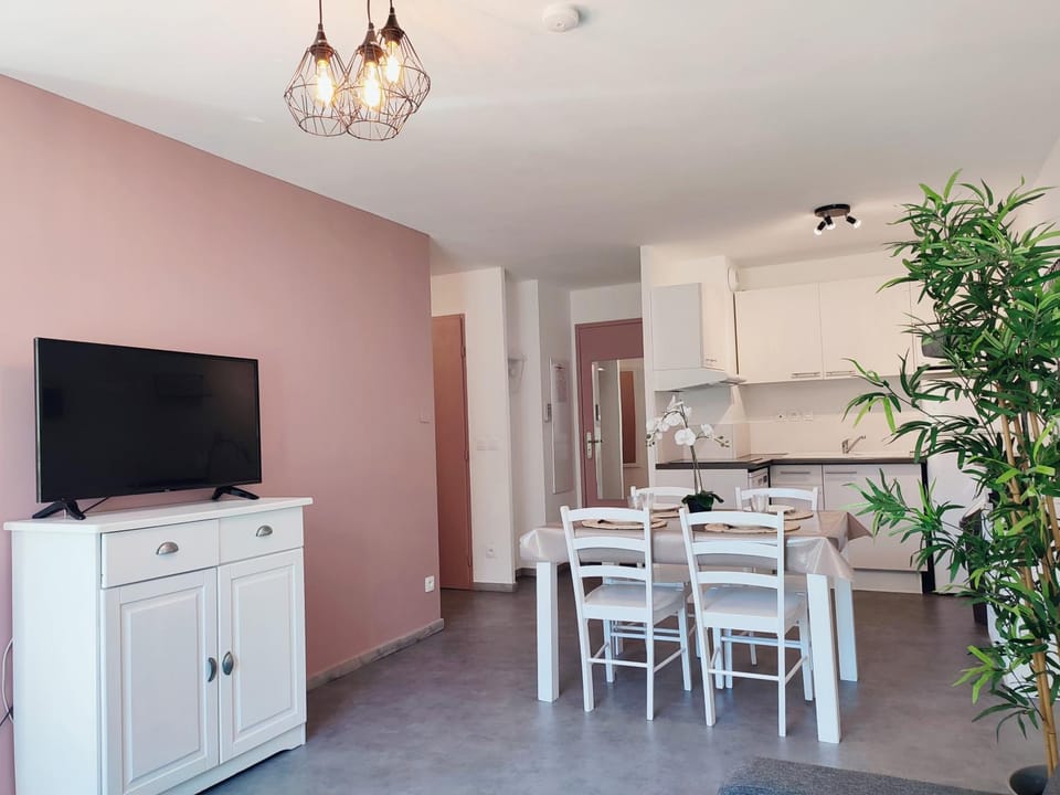 Douceur du Verdon- Climatisé avec Piscine, Parking Apartment in Gréoux-les-Bains
