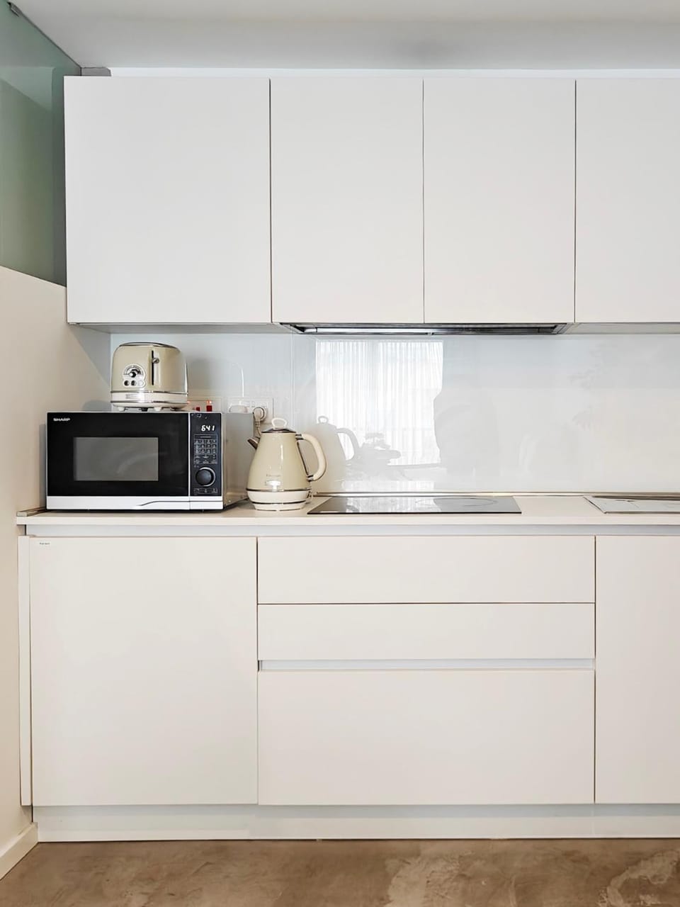 Coffee/tea facilities, Kitchen or kitchenette, microwave, stove, toaster