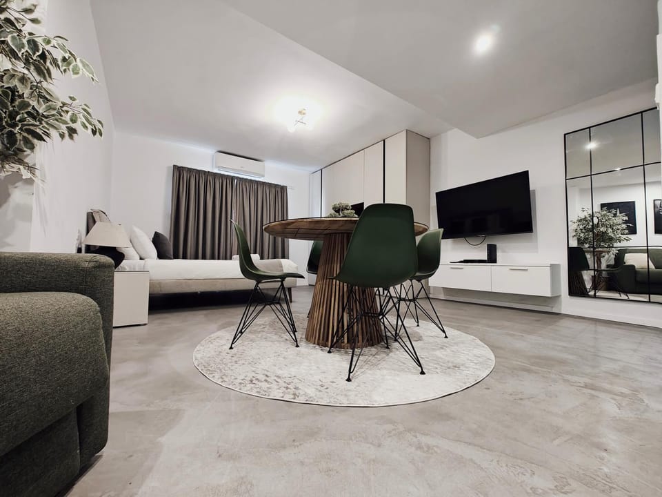 Bed, TV and multimedia, Seating area, Dining area, wardrobe