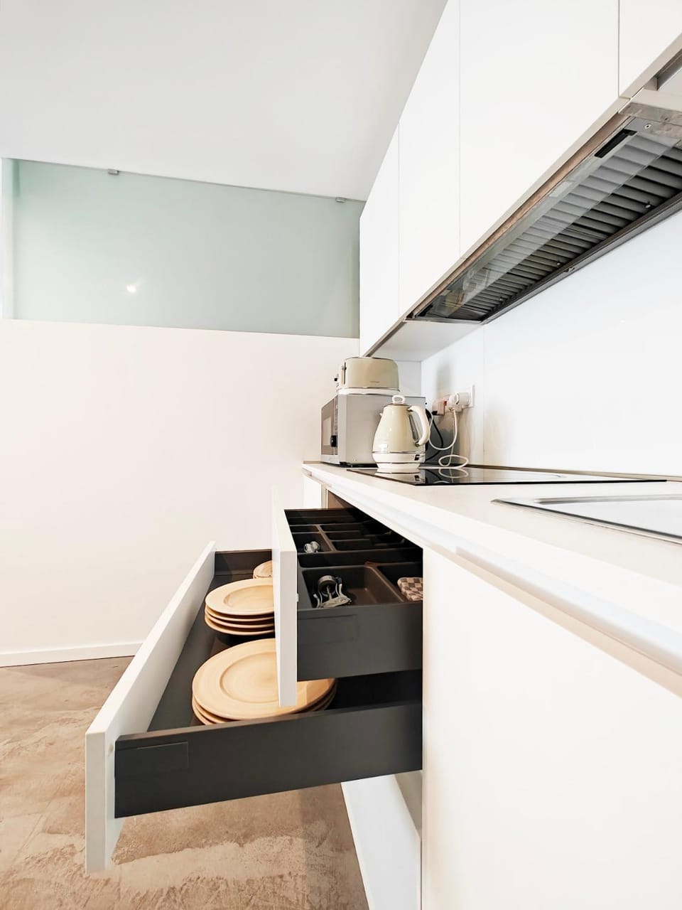 Coffee/tea facilities, Kitchen or kitchenette, Dining area, microwave, stove, toaster