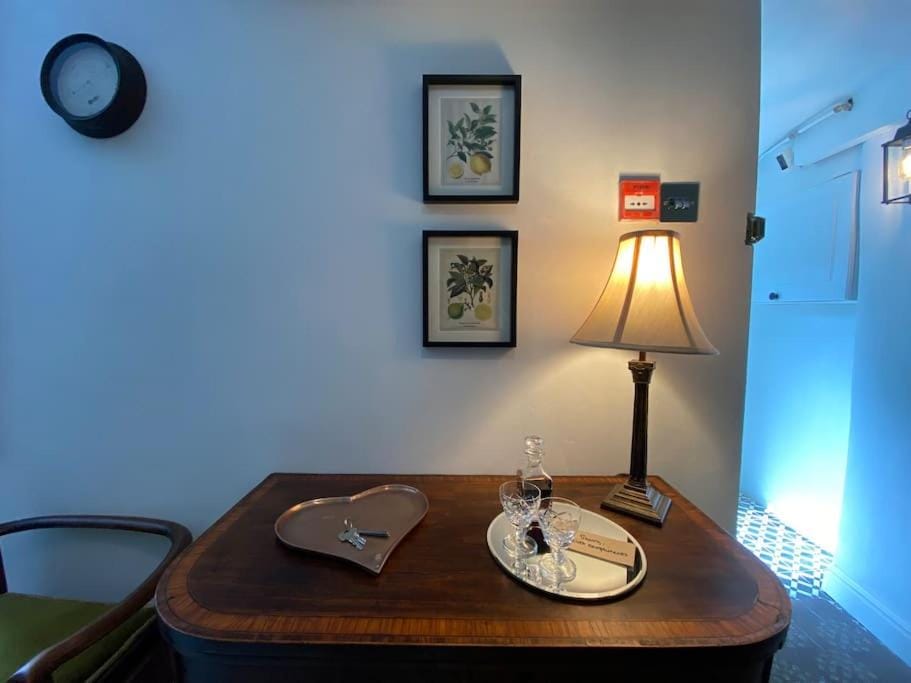 Clifton Georgian Townhouse, Downstairs Ensuite Room & Light Plant Based Breakfast Apartment in Bristol