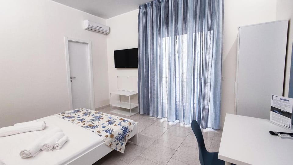 Bed, TV and multimedia, Photo of the whole room, Seating area, Bedroom
