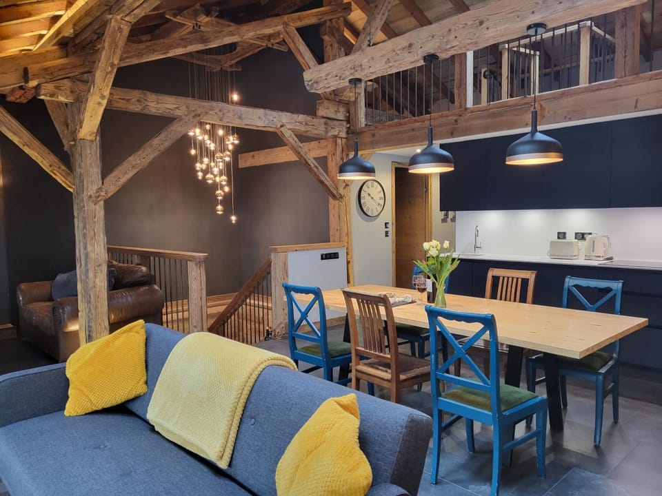 Kitchen or kitchenette, Seating area, Dining area