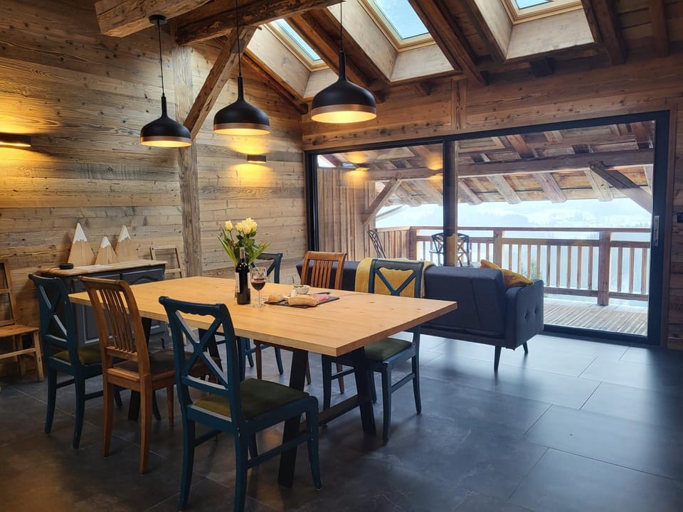 Seating area, Dining area