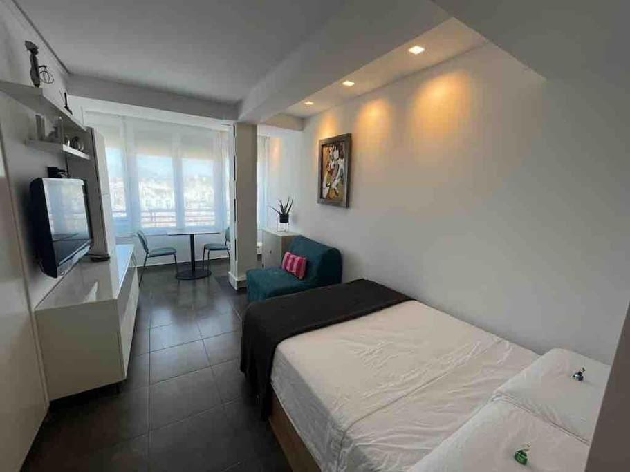 Bed, TV and multimedia, Bedroom
