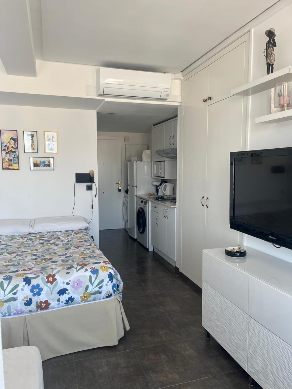 Bed, TV and multimedia, Bedroom