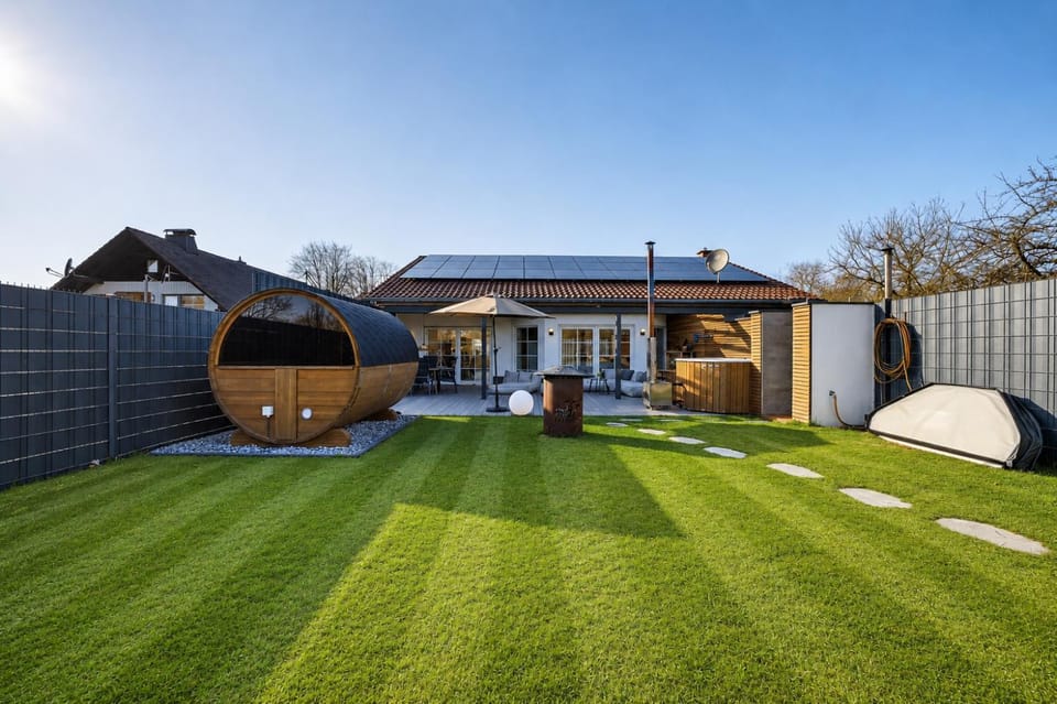 Shower, Property building, Garden, Hot Tub, Sauna, Garden view