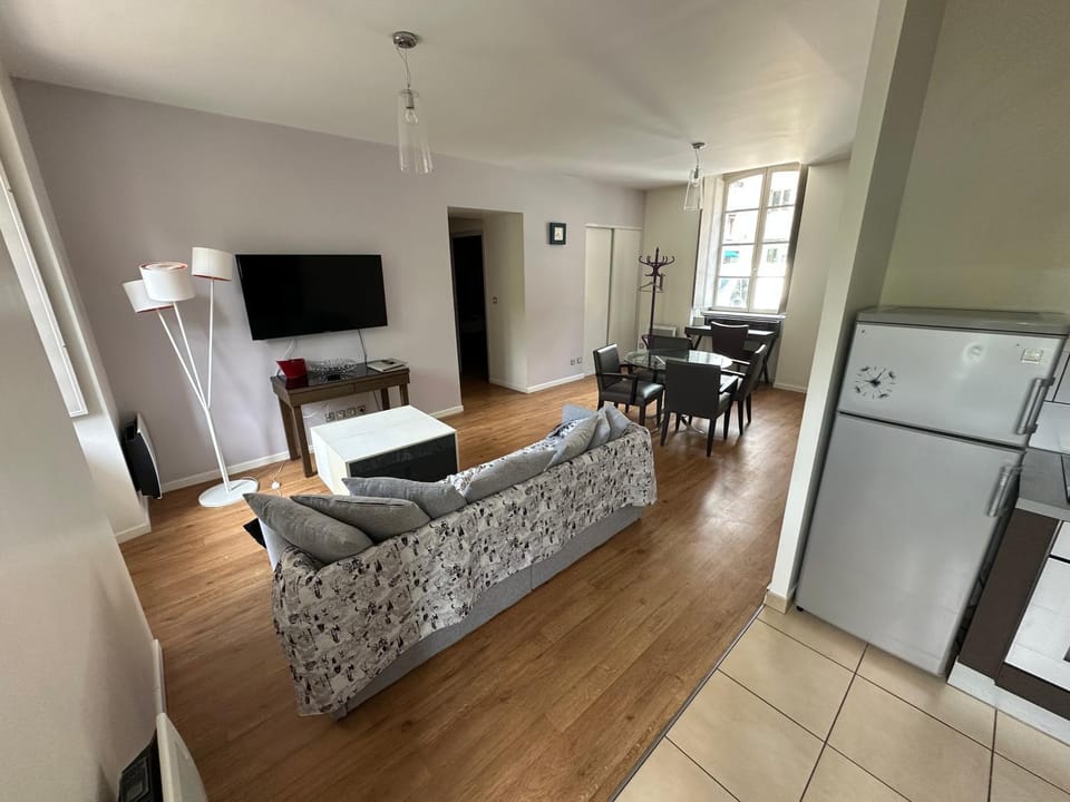 TV and multimedia, Seating area, Dining area