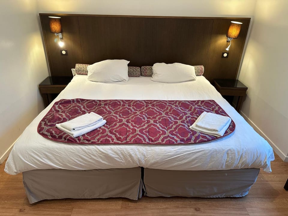 Bed, Photo of the whole room, Bedroom, towels