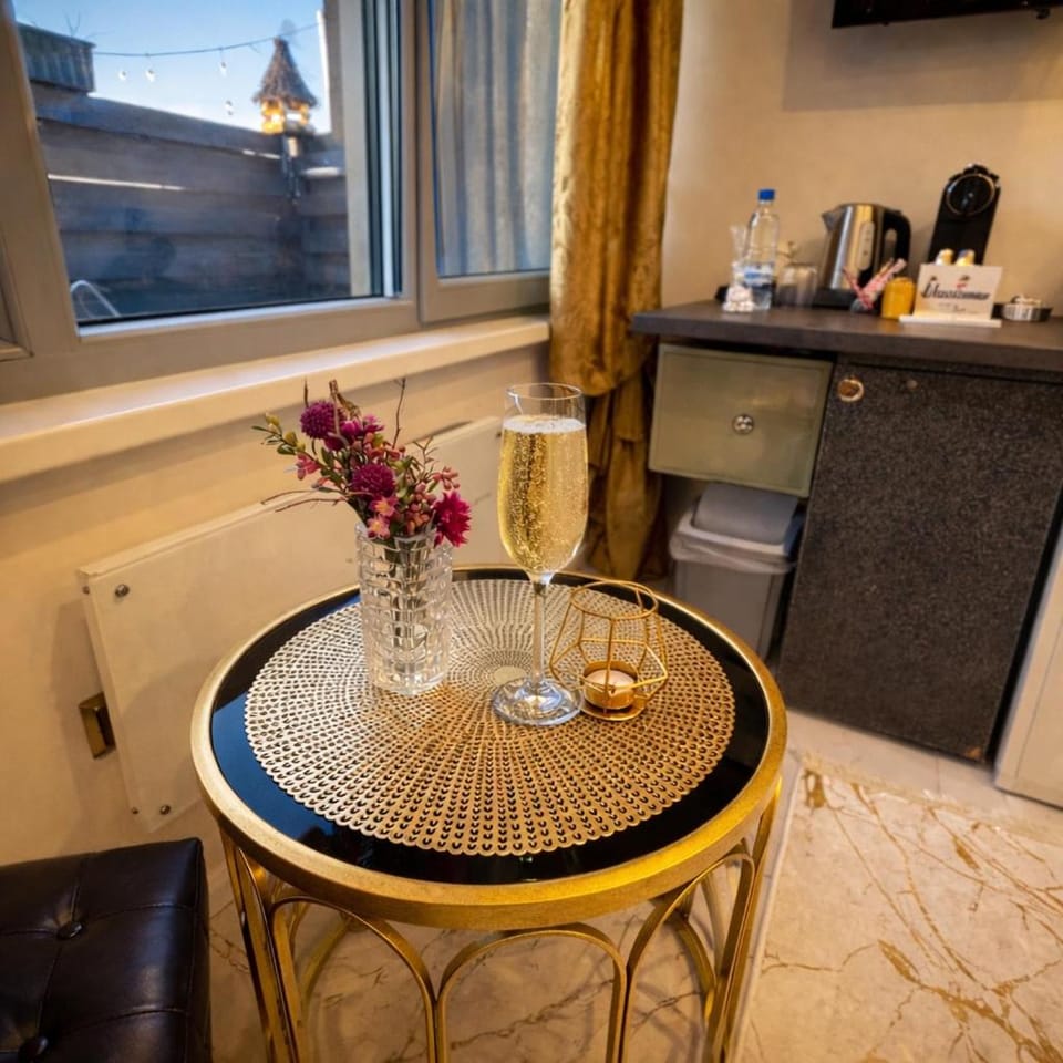 Coffee/tea facilities, Kitchen or kitchenette, Living room, Seating area, Dining area