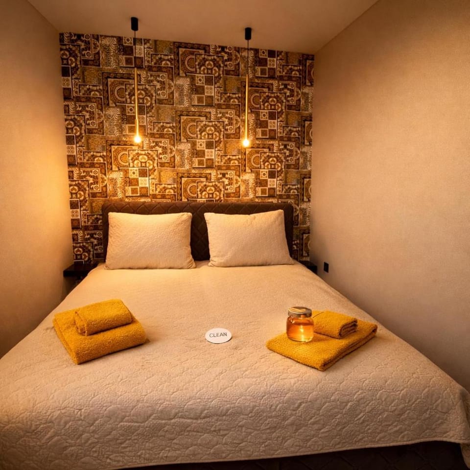 Bed, Photo of the whole room, Bedroom, towels