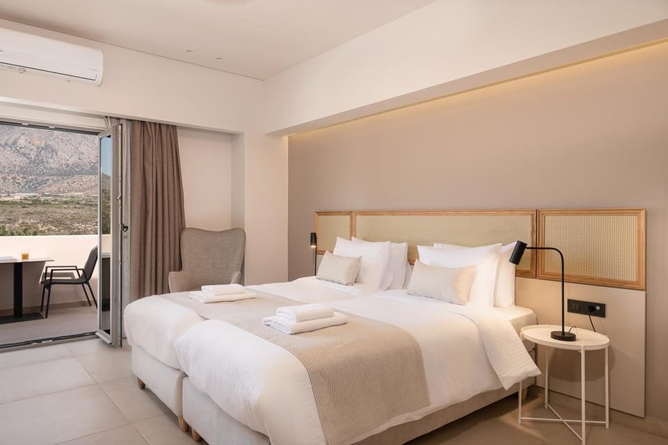 Bed, Photo of the whole room, Bedroom, Mountain view