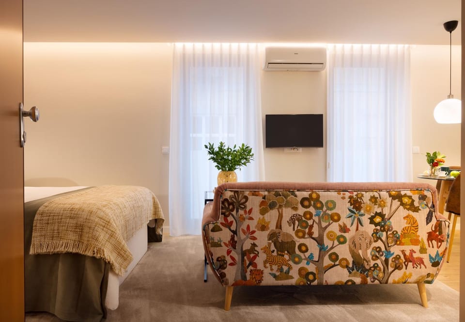 Bed, TV and multimedia, Living room, Bedroom, air conditioner