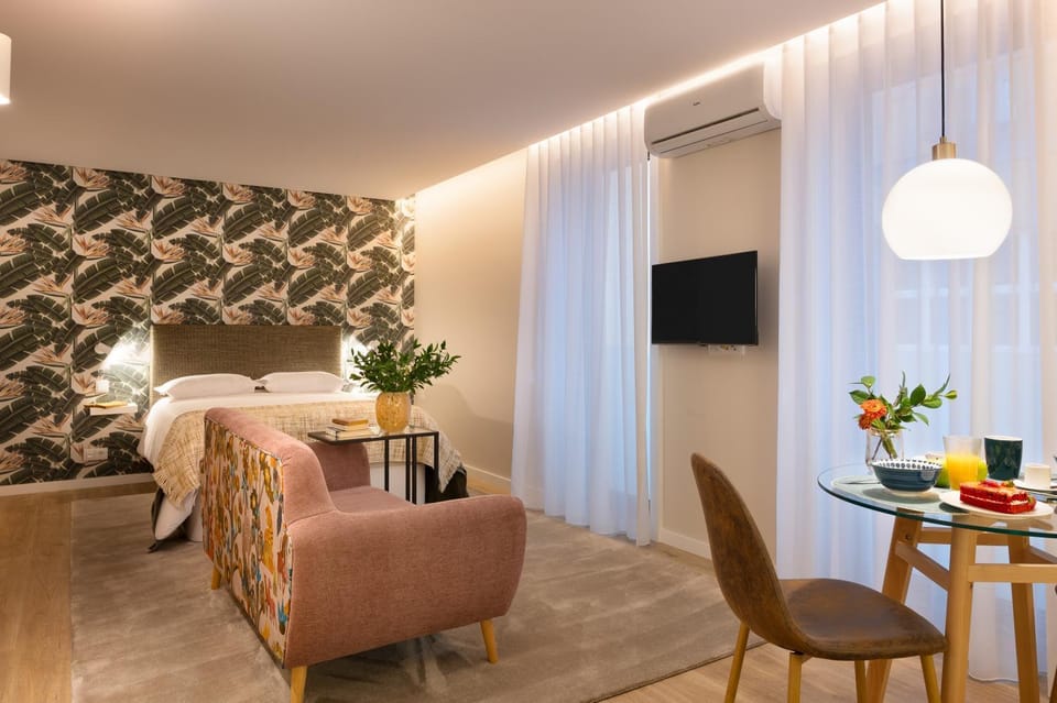 TV and multimedia, Living room, Seating area, Dining area