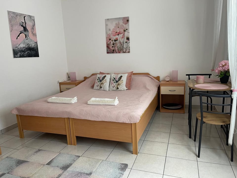 Bed, Photo of the whole room, Dining area, Bedroom, Meals