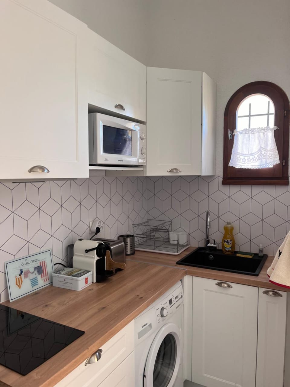 Kitchen or kitchenette, stove, toaster, washing machine