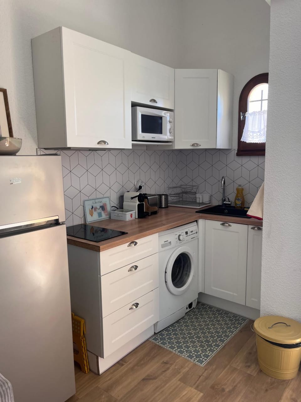 Kitchen or kitchenette, toaster, washing machine