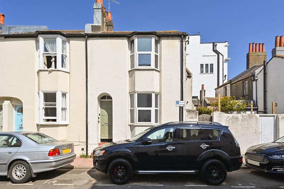 Homey Downtown Brighton Two Bedroom Townhouse Near Sea Front, up to 7 guests House in Hove