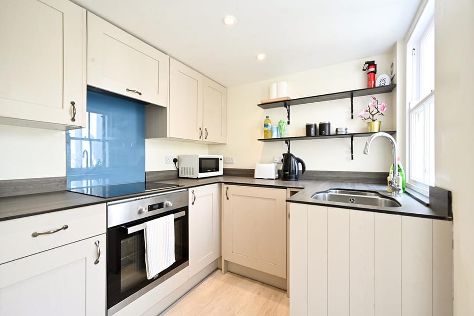 Homey Downtown Brighton Two Bedroom Townhouse Near Sea Front, up to 7 guests House in Hove