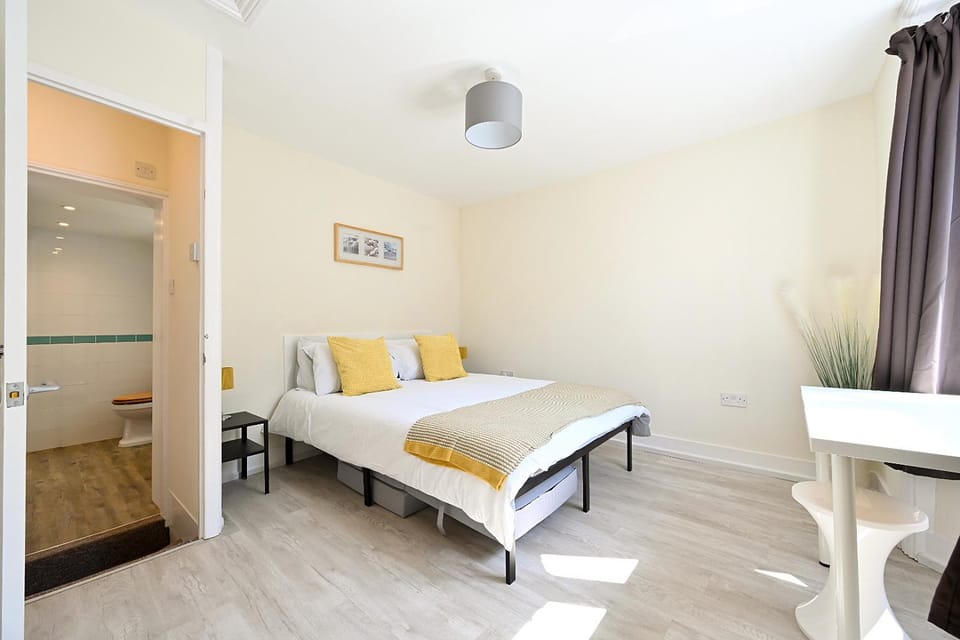 Homey Downtown Brighton Two Bedroom Townhouse Near Sea Front, up to 7 guests House in Hove