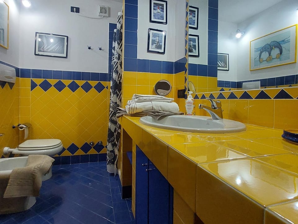 Toilet, Bathroom, towels