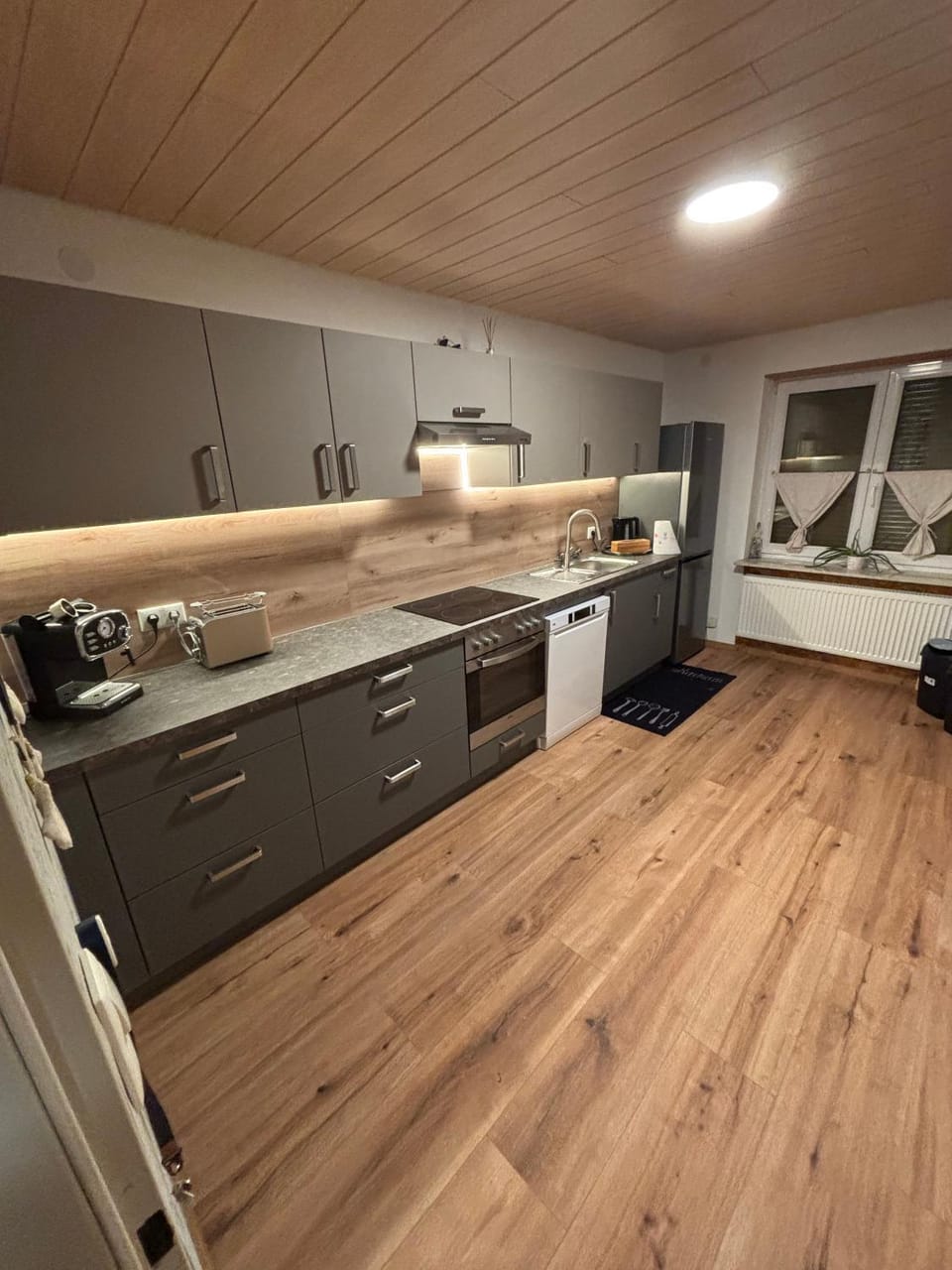 Coffee/tea facilities, Kitchen or kitchenette, dishwasher, stove, toaster, kitchen
